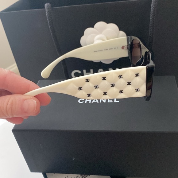 Brand new Chanel sunglasses pilot Blk/wht bag box receipt case - Picture 3 of 6